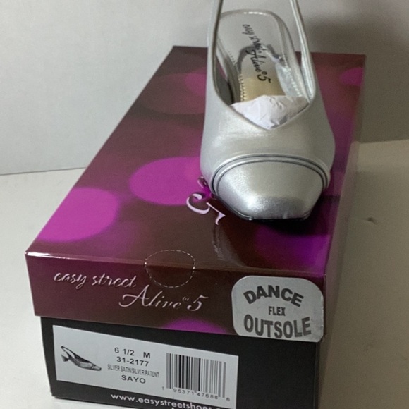 Easy Street® Sayo Pumps - Picture 9 of 12